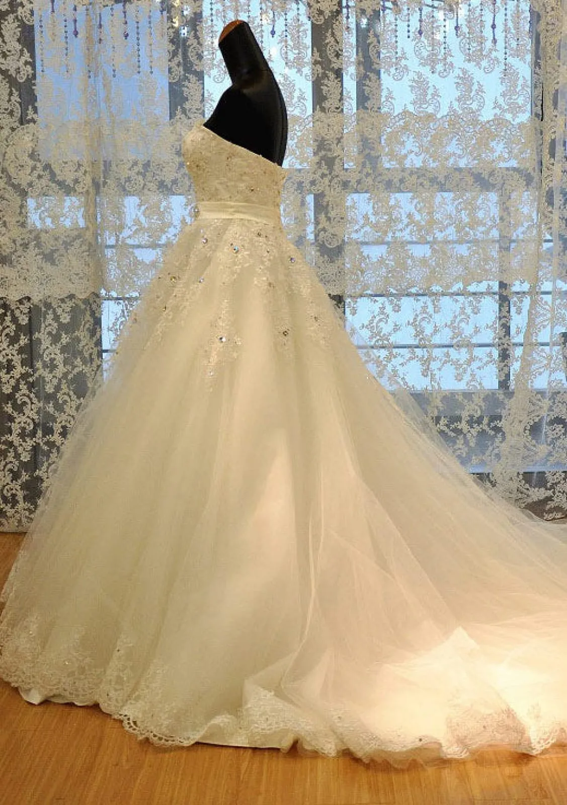 Beaded Princess Sweetheart Chapel Lace Tulle Strapless Wedding Dress