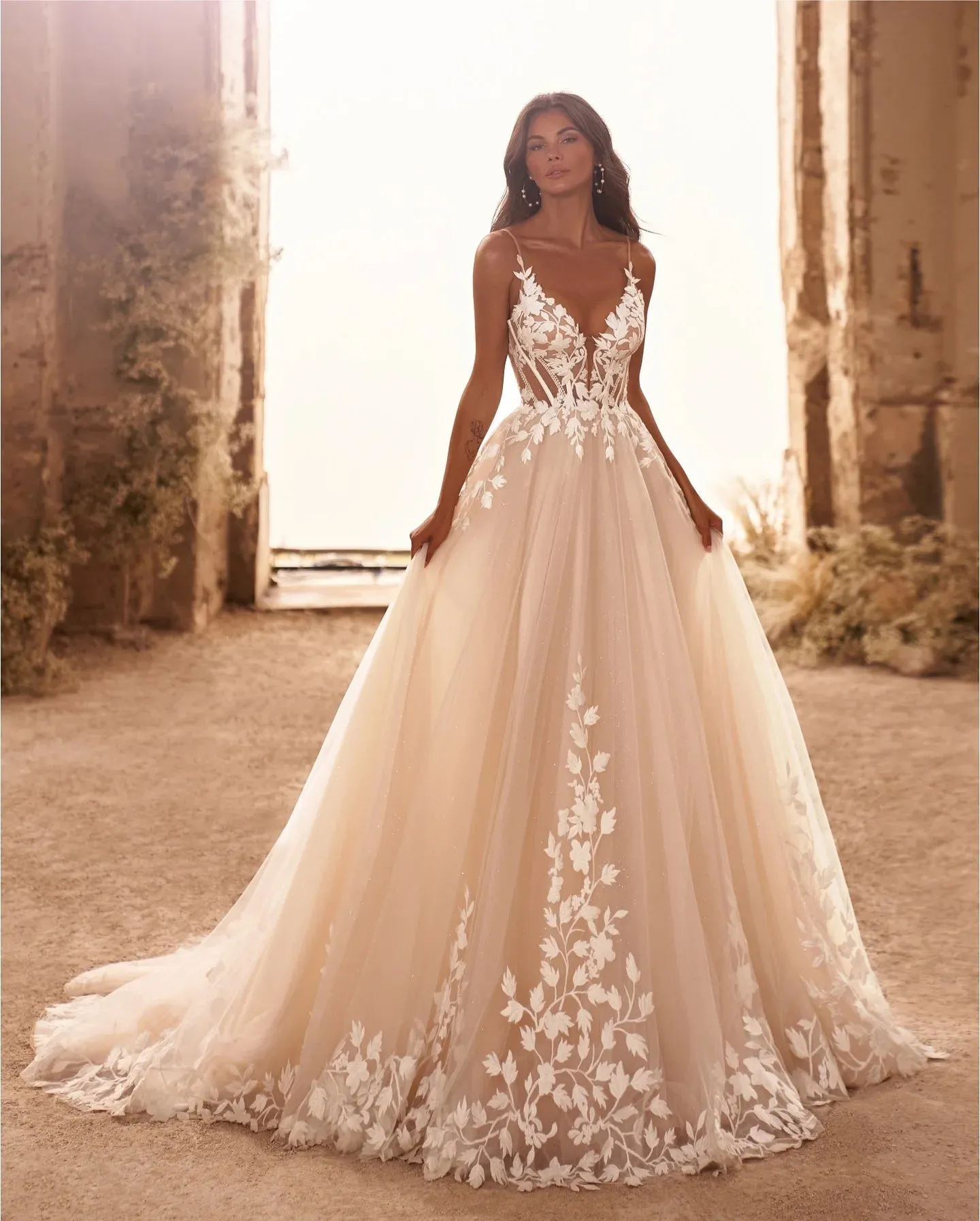 Charming Spaghetti Straps V-neck Wedding Dresses Shiny Tulle With Applique Backless Bohemia Lace Bridal Gowns Rode De Morrie