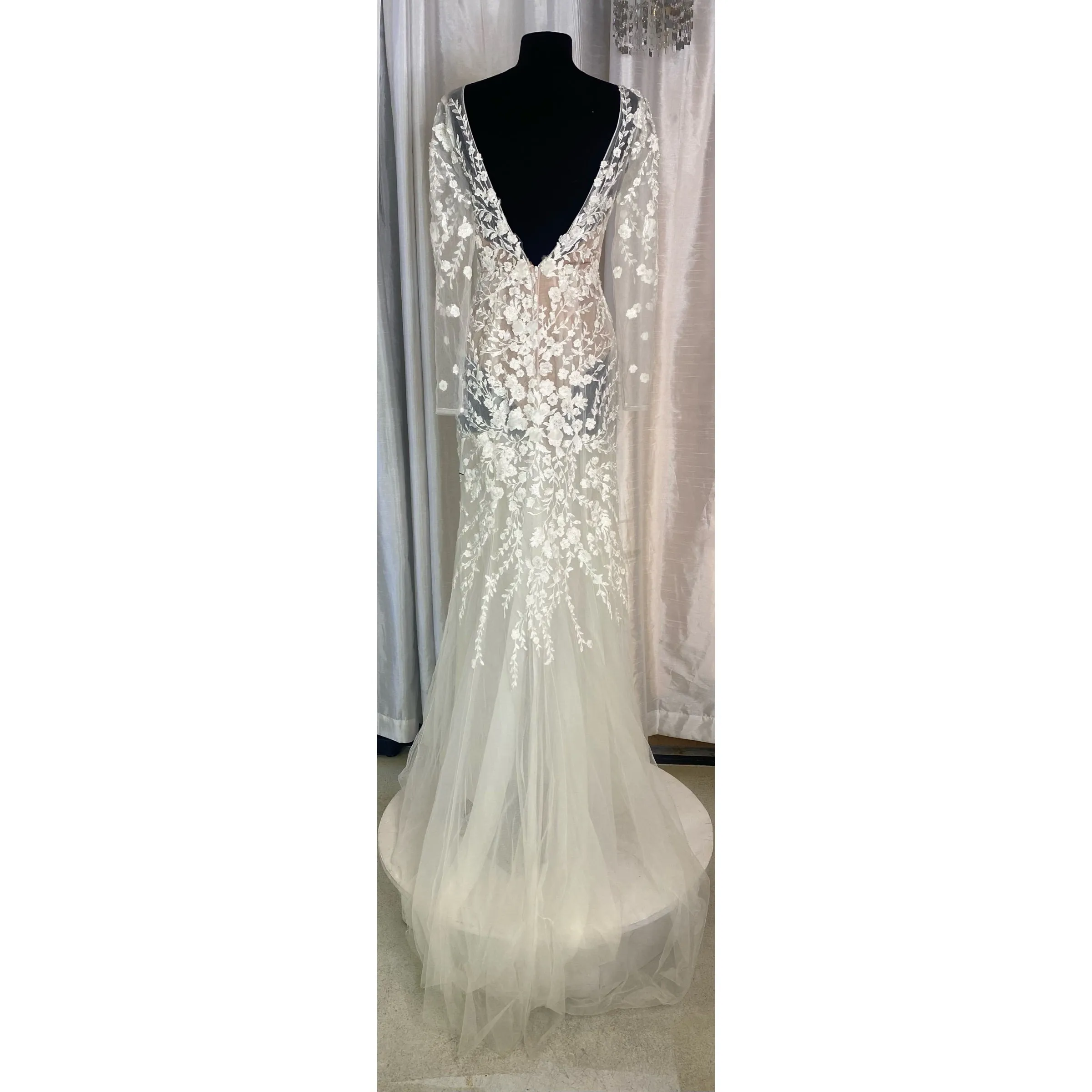 DAVIDS BRIDAL Galina Bridal Gown Style #AI26010233 Ivory Size 4