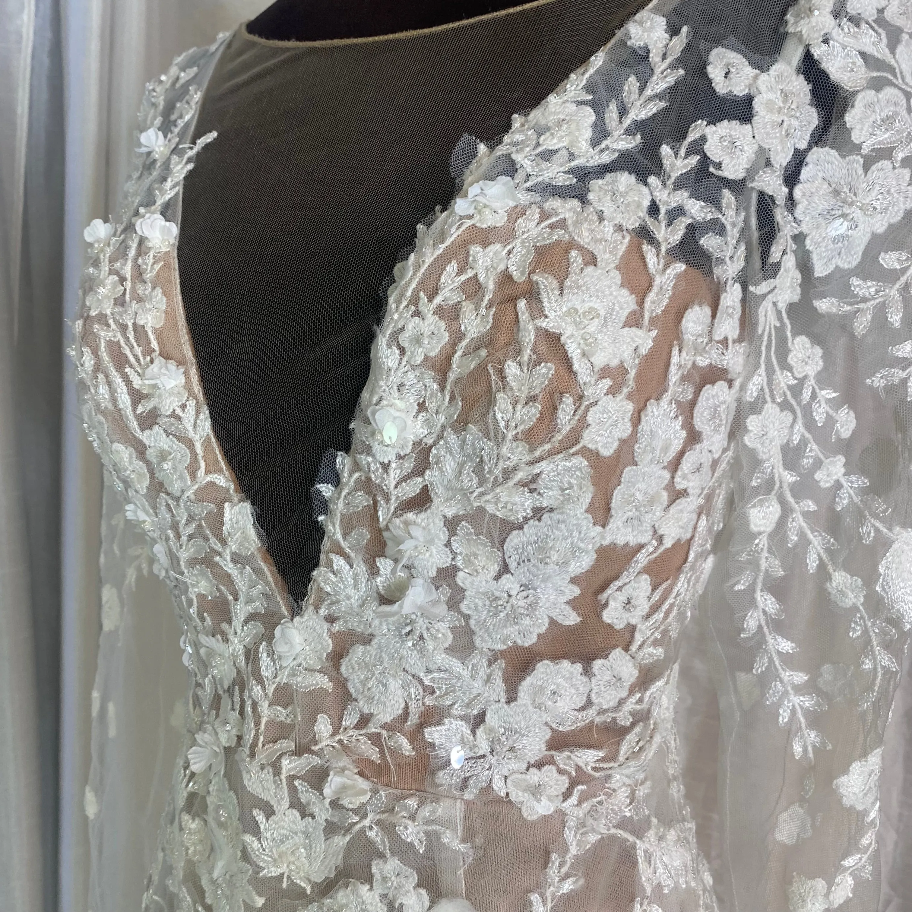 DAVIDS BRIDAL Galina Bridal Gown Style #AI26010233 Ivory Size 4