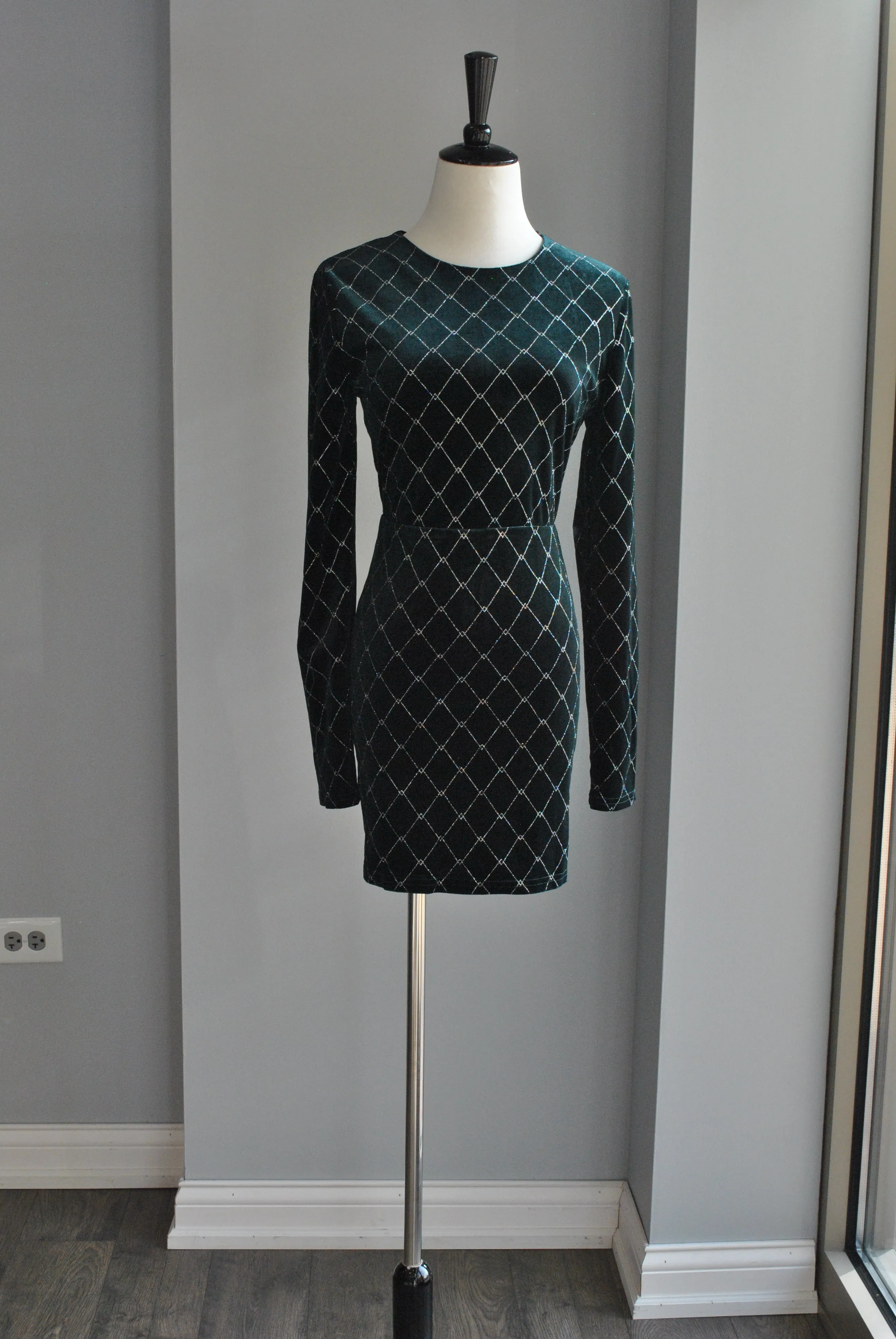 EMERALD GREEN VELVET MINI DRESS WITH OPEN BACK