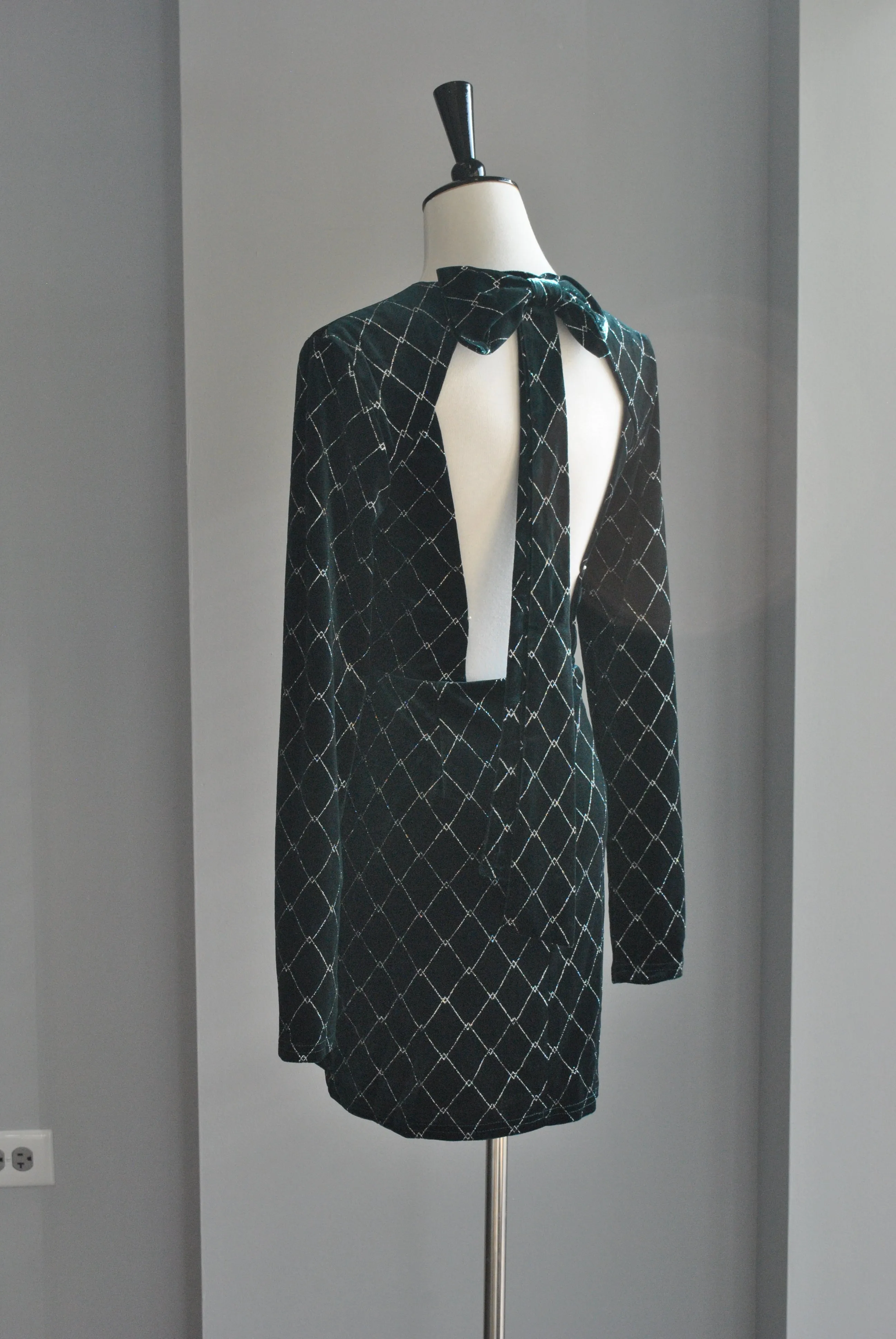 EMERALD GREEN VELVET MINI DRESS WITH OPEN BACK