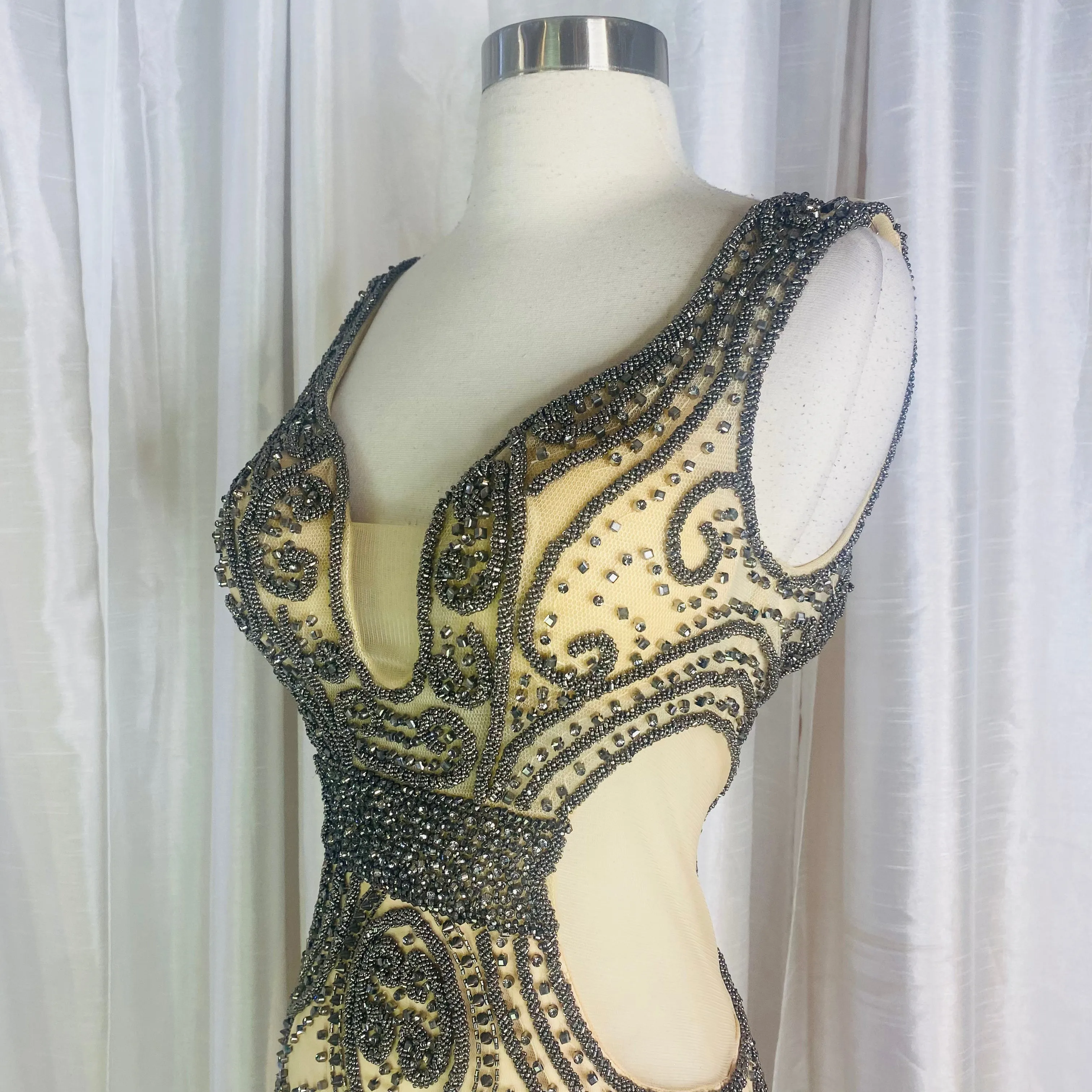 JOVANI 25454 Gray & Nude V-Neck Beaded Lace Short Dress Size 2