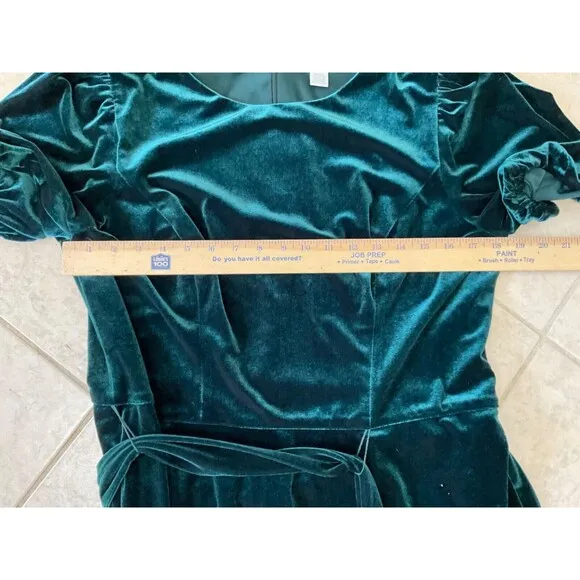London Times Velvet Cocktail Party women’s  Size 16  Emerald Green Pouf sleeves.
