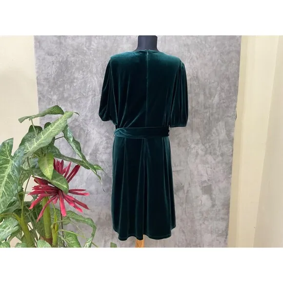 London Times Velvet Cocktail Party women’s  Size 16  Emerald Green Pouf sleeves.
