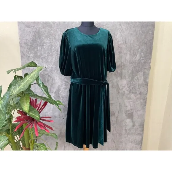 London Times Velvet Cocktail Party women’s  Size 16  Emerald Green Pouf sleeves.