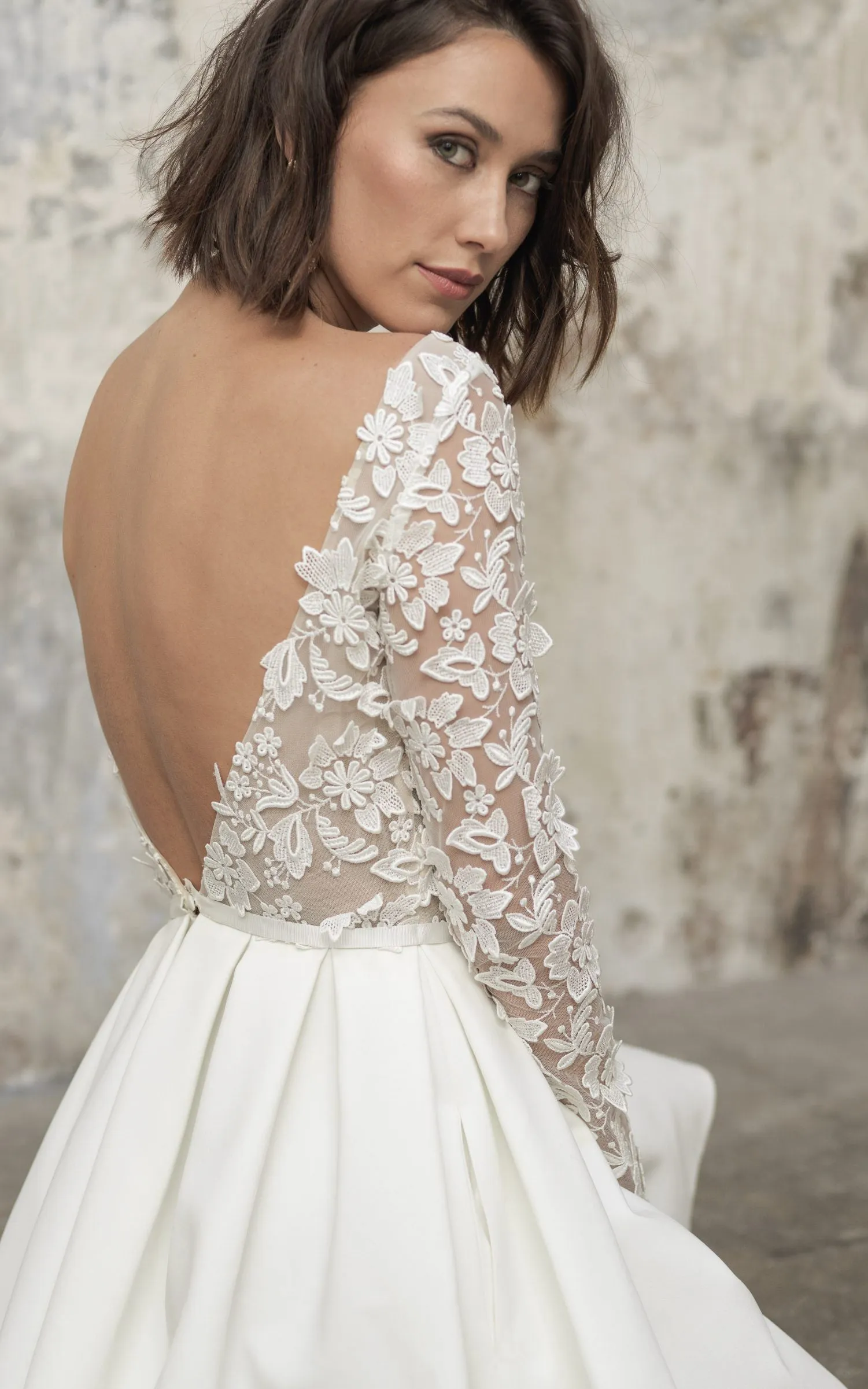 Modern Bateau A Line Short/Mini Knee-length Long Sleeve Wedding Dress With Appliques-716034