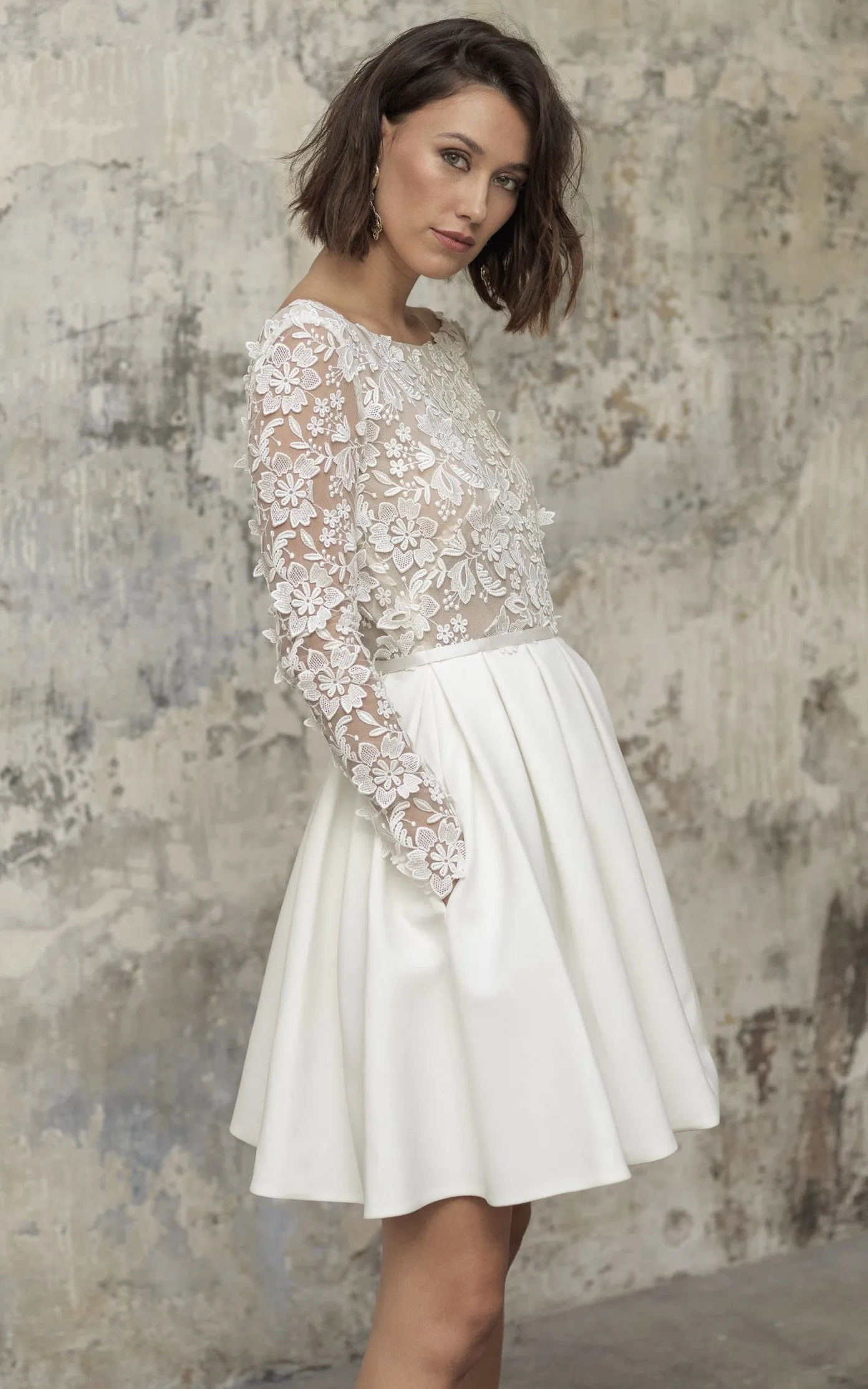 Modern Bateau A Line Short/Mini Knee-length Long Sleeve Wedding Dress With Appliques-716034