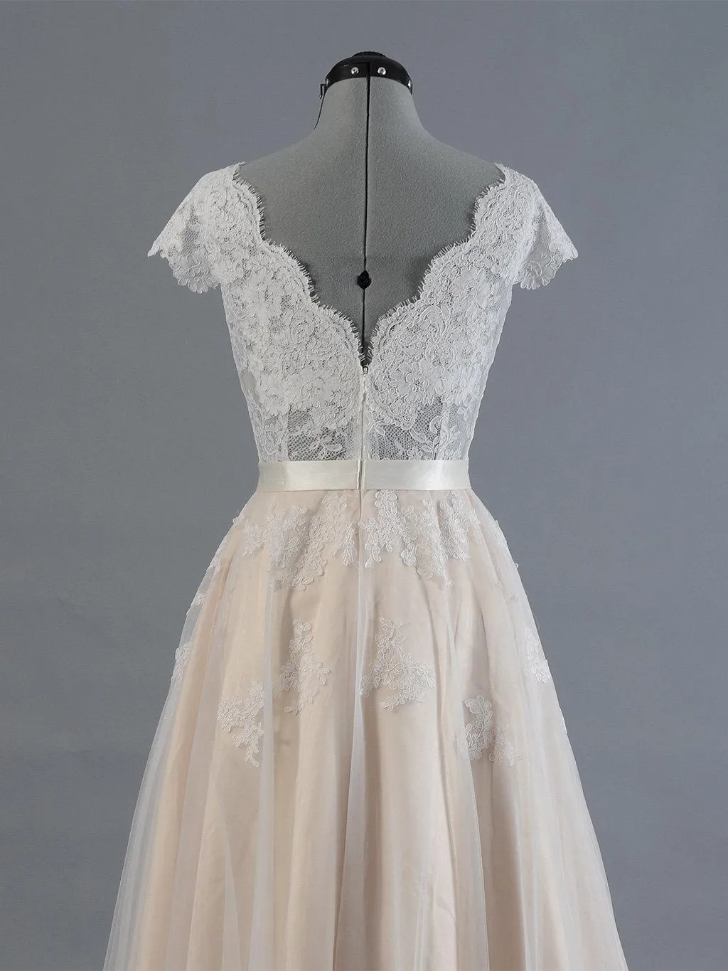 Nuria | Cap Sleeve V-Neck Lace Tulle Wedding Dress With Zipper Back