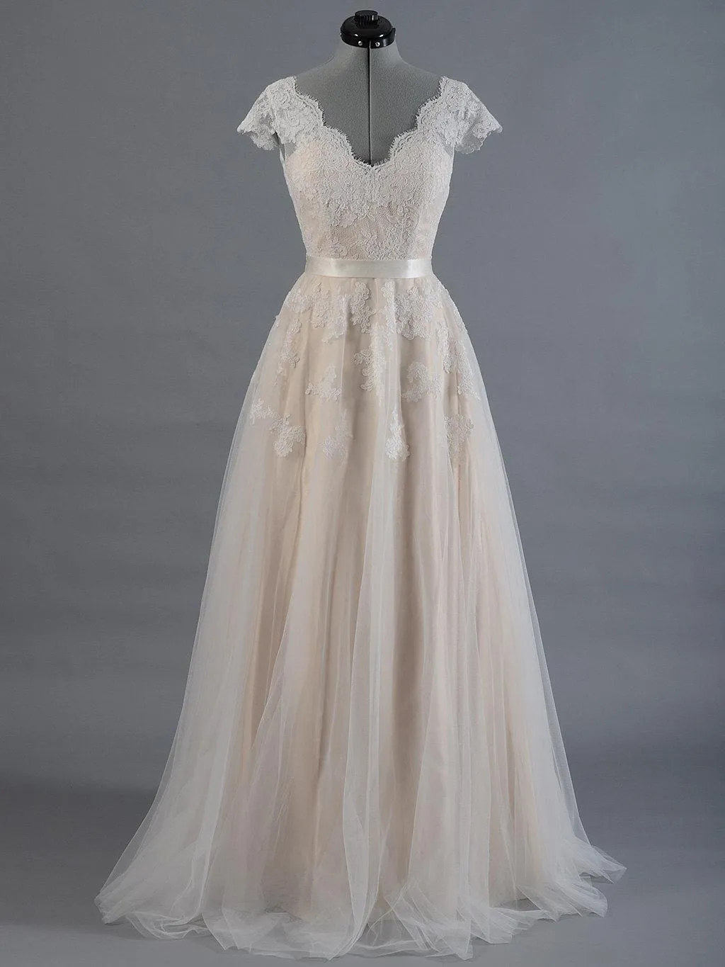 Nuria | Cap Sleeve V-Neck Lace Tulle Wedding Dress With Zipper Back