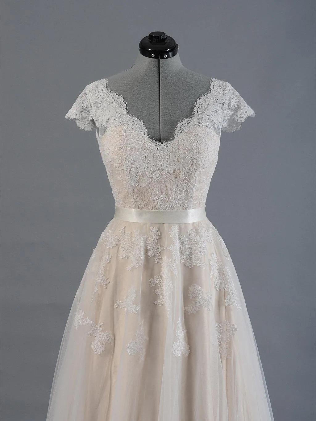 Nuria | Cap Sleeve V-Neck Lace Tulle Wedding Dress With Zipper Back