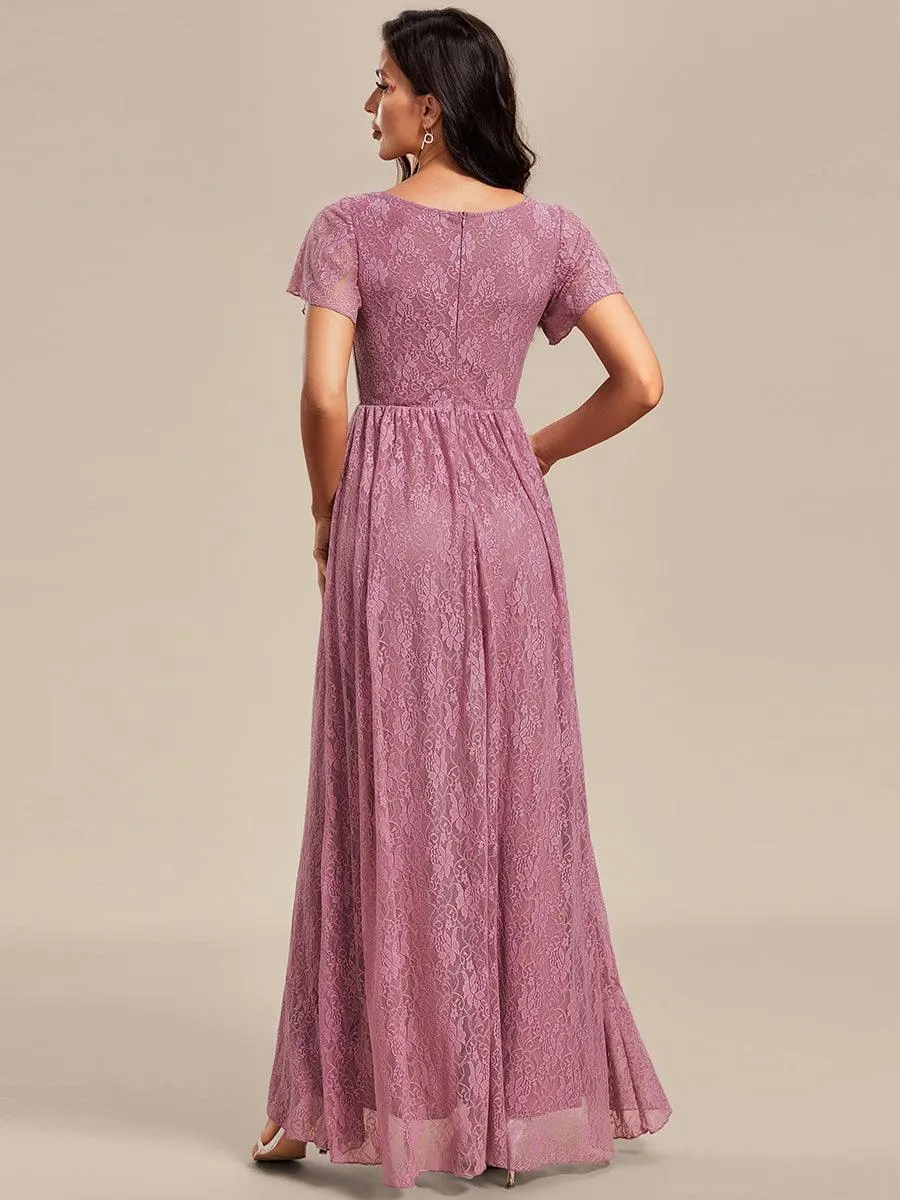 Robe de soirée en dentelle plissée à manches courtes et col en V