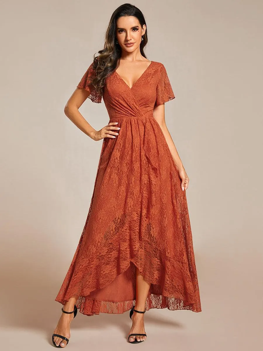 Robe de soirée en dentelle plissée à manches courtes et col en V