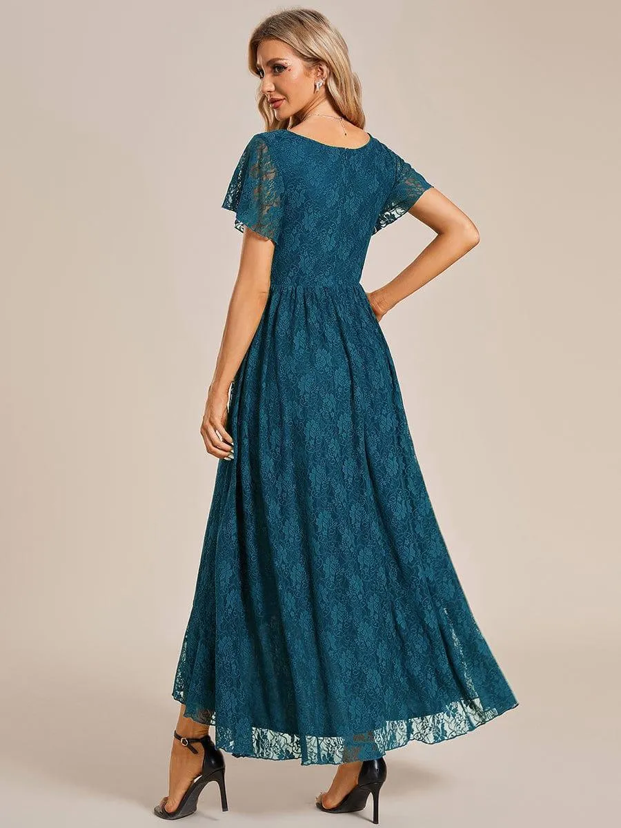 Robe de soirée en dentelle plissée à manches courtes et col en V