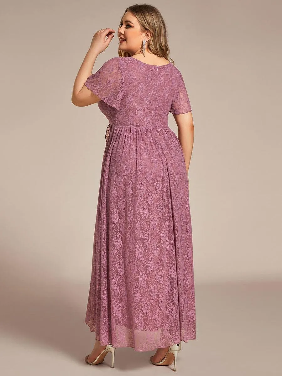 Robe de soirée en dentelle plissée à manches courtes et col en V