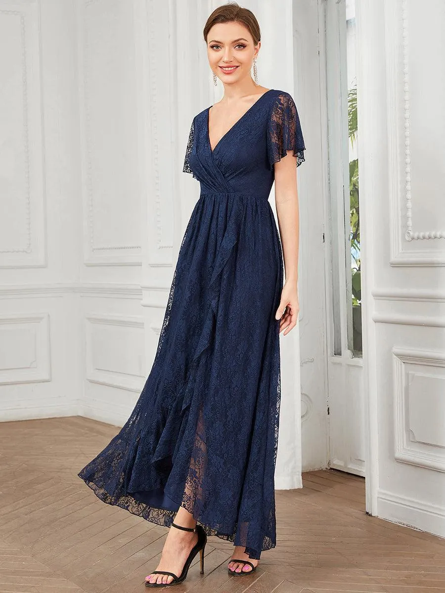 Robe de soirée en dentelle plissée à manches courtes et col en V