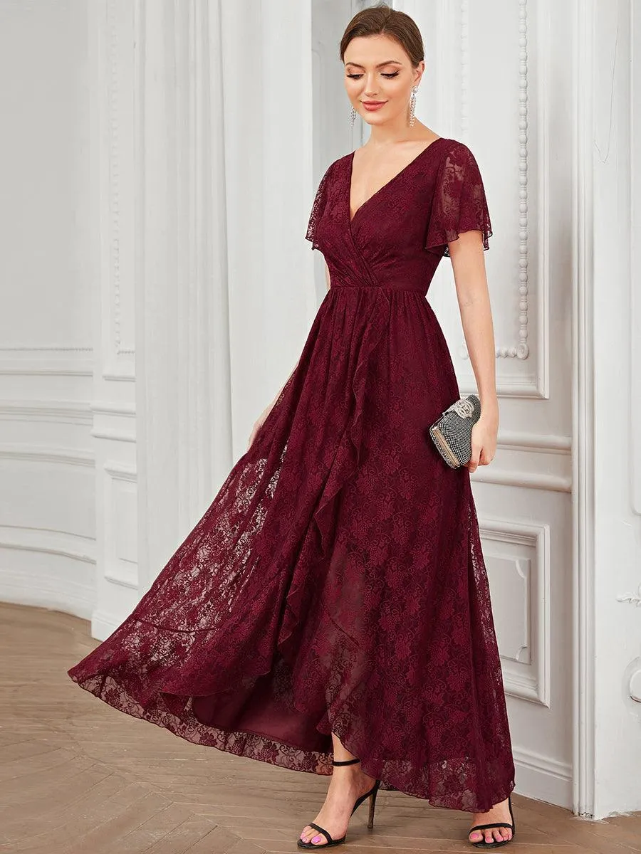 Robe de soirée en dentelle plissée à manches courtes et col en V