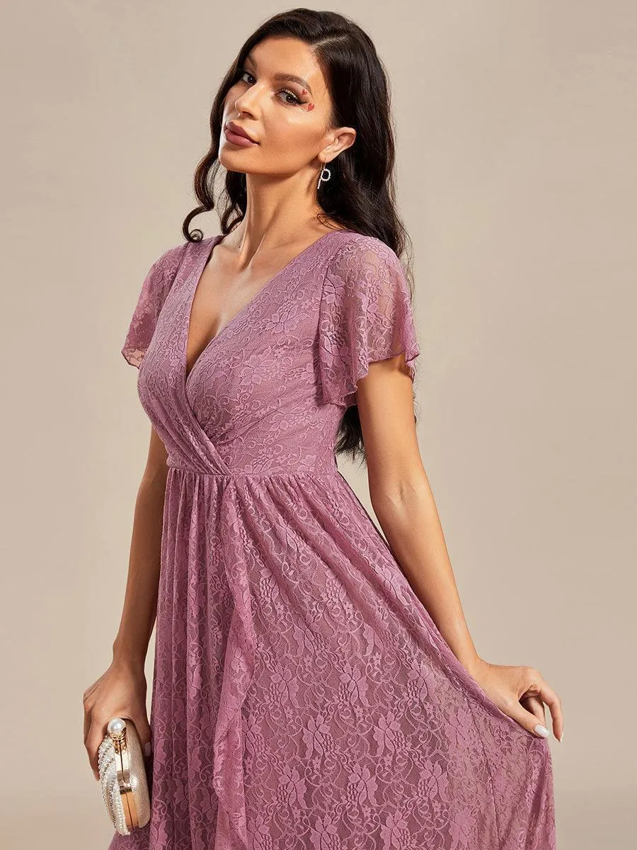 Robe de soirée en dentelle plissée à manches courtes et col en V