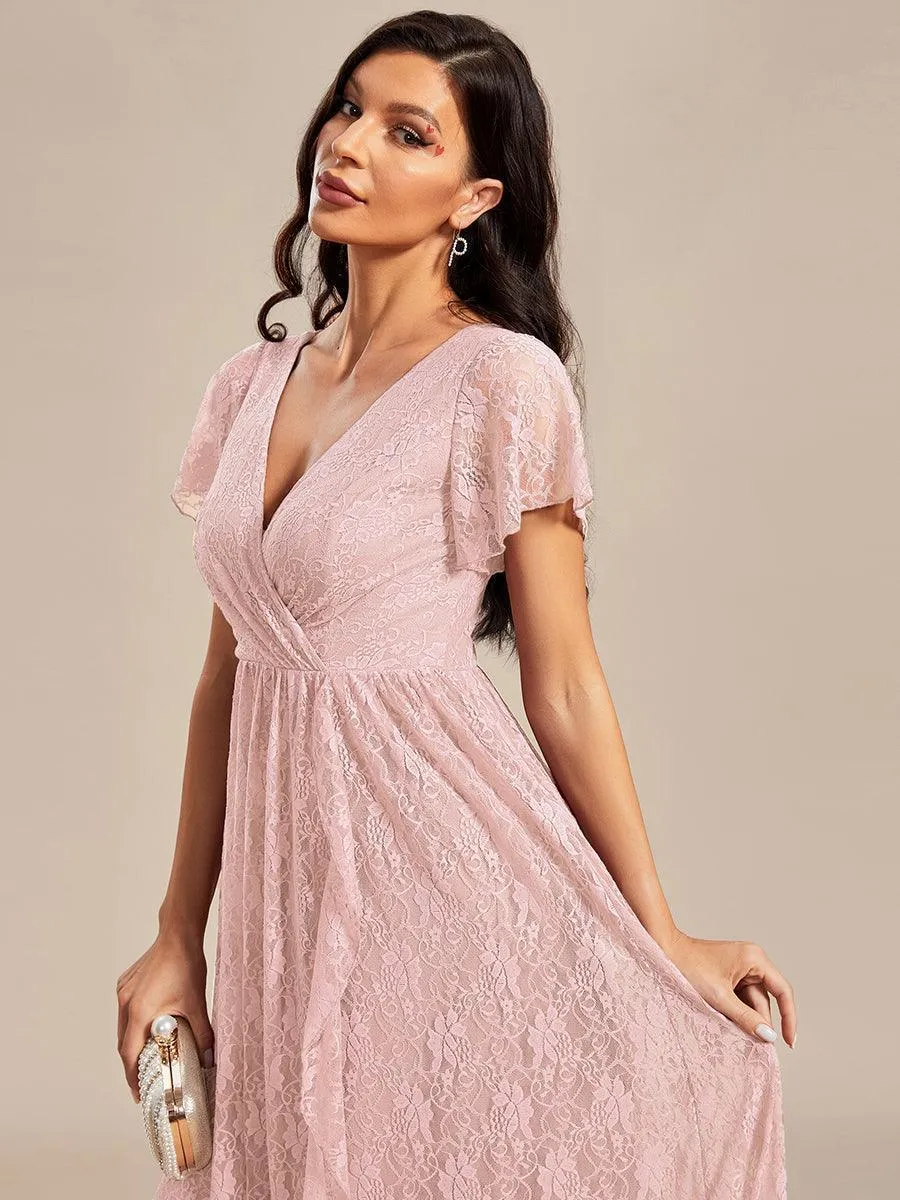 Robe de soirée en dentelle plissée à manches courtes et col en V