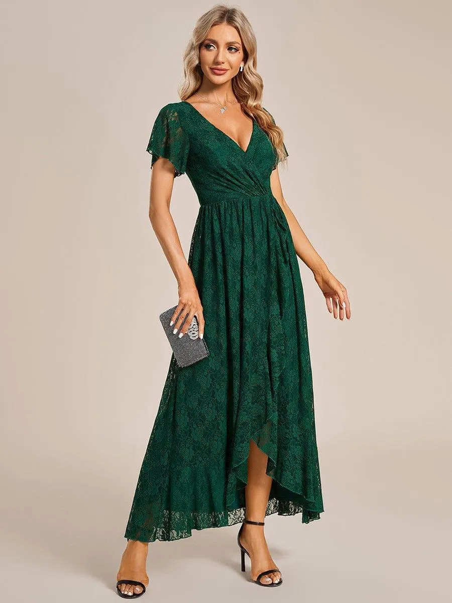 Robe de soirée en dentelle plissée à manches courtes et col en V