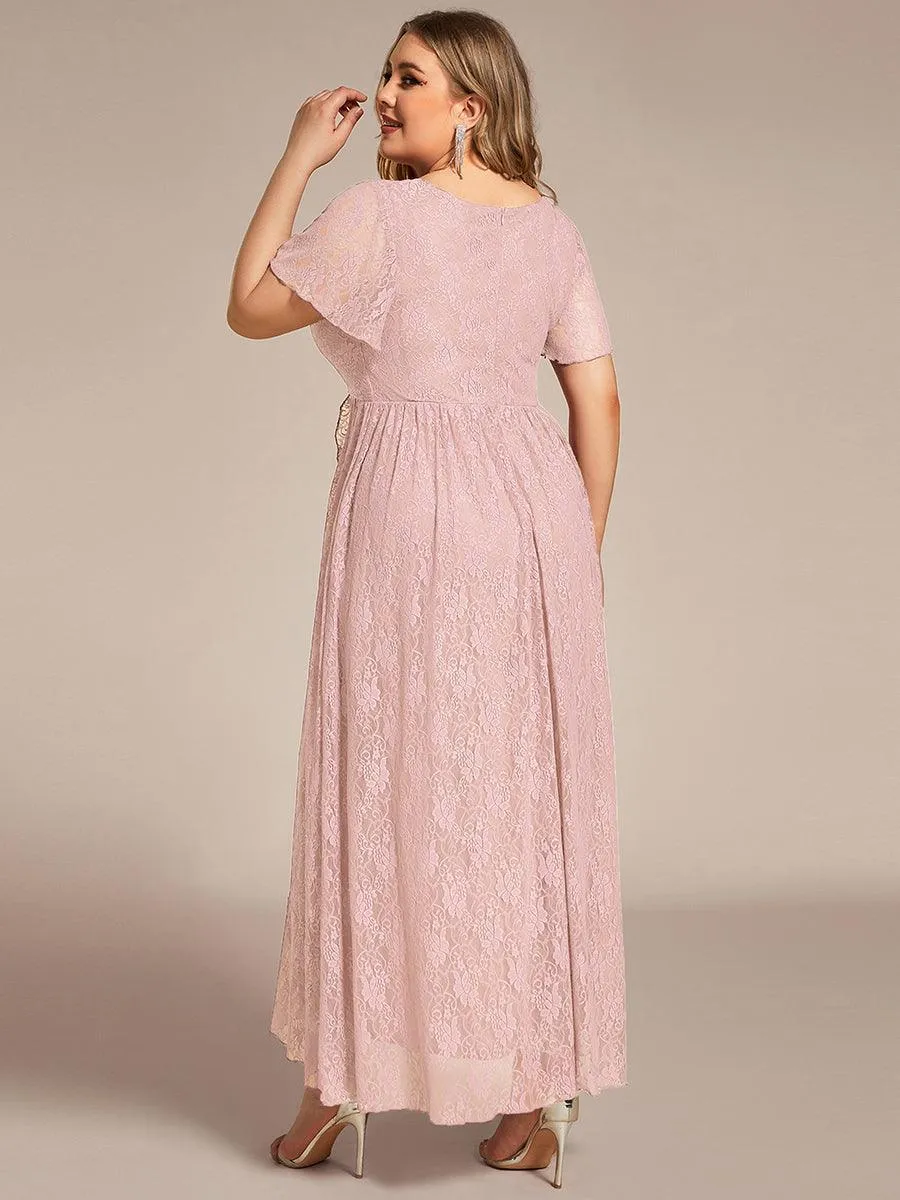 Robe de soirée en dentelle plissée à manches courtes et col en V