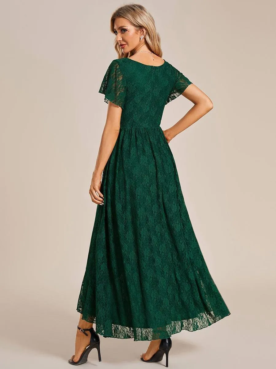Robe de soirée en dentelle plissée à manches courtes et col en V