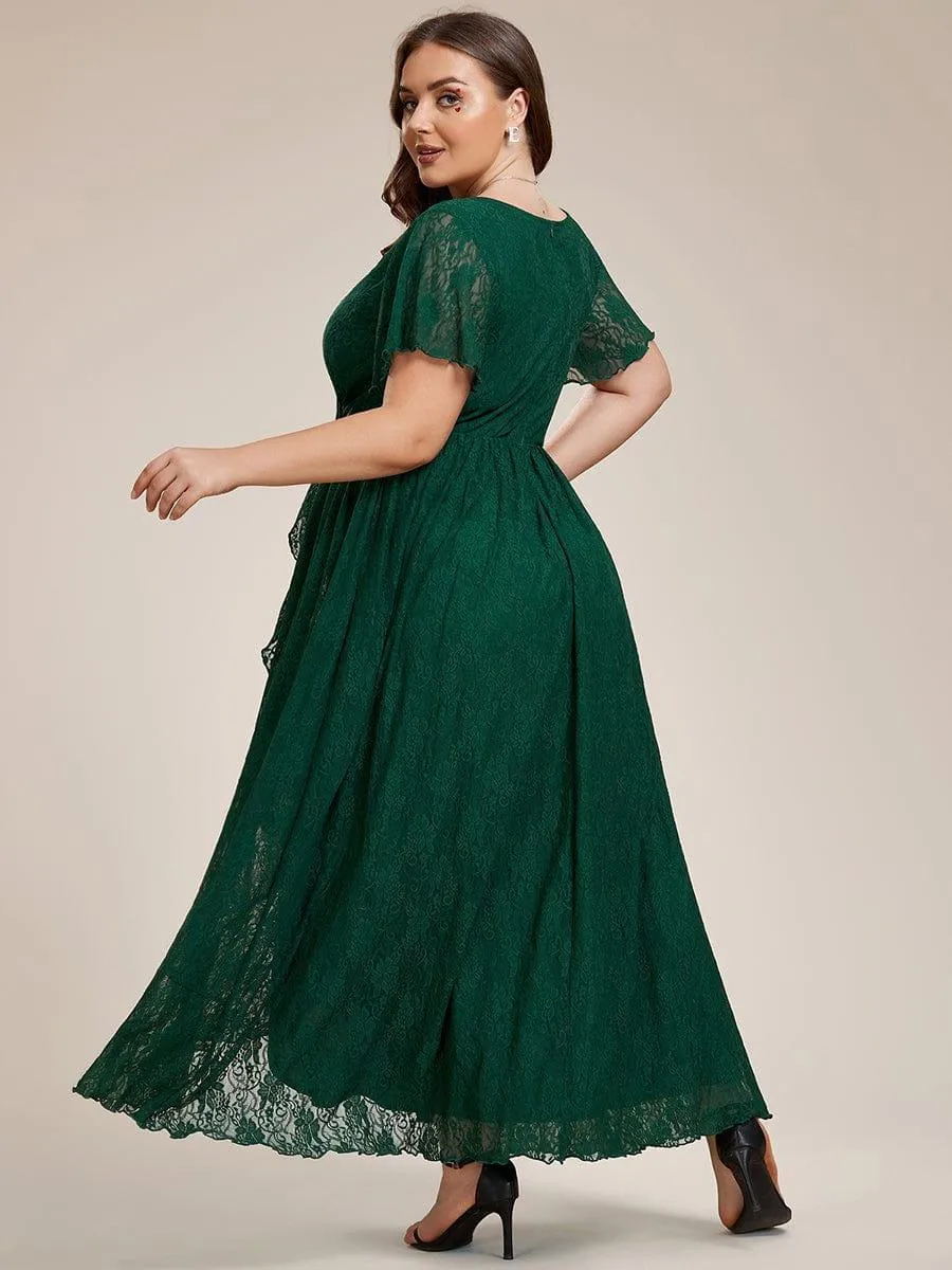 Robe de soirée en dentelle plissée à manches courtes et col en V