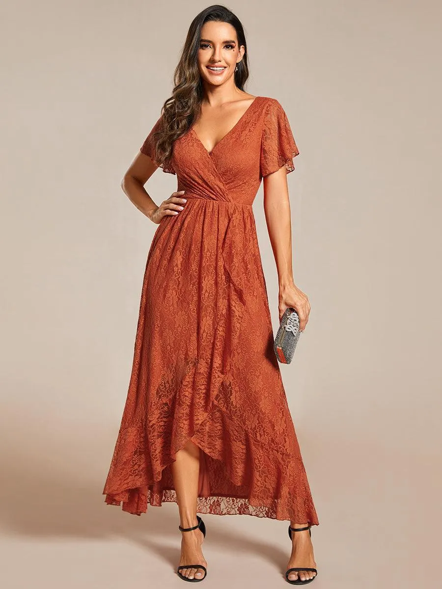 Robe de soirée en dentelle plissée à manches courtes et col en V