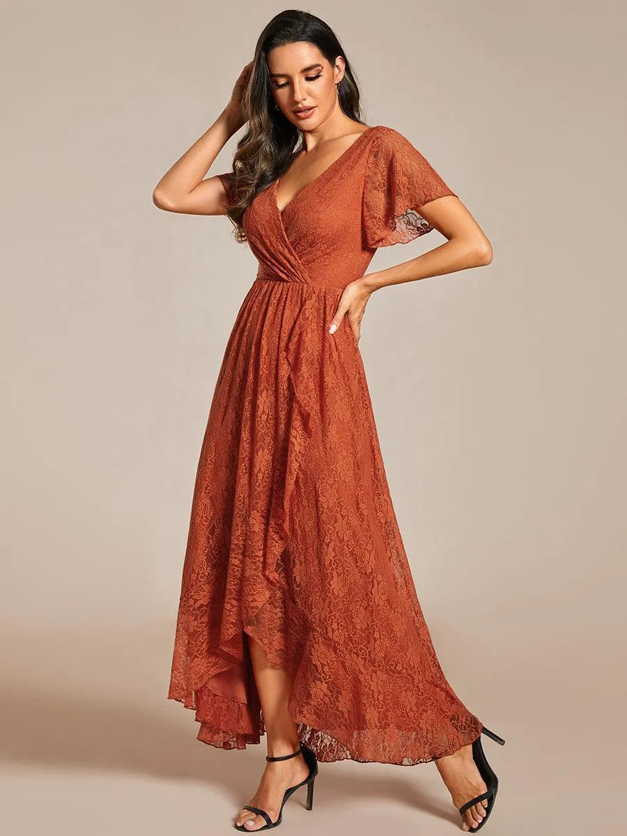 Robe de soirée en dentelle plissée à manches courtes et col en V