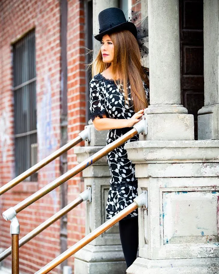 Two Tone Lace Dress in Black/White